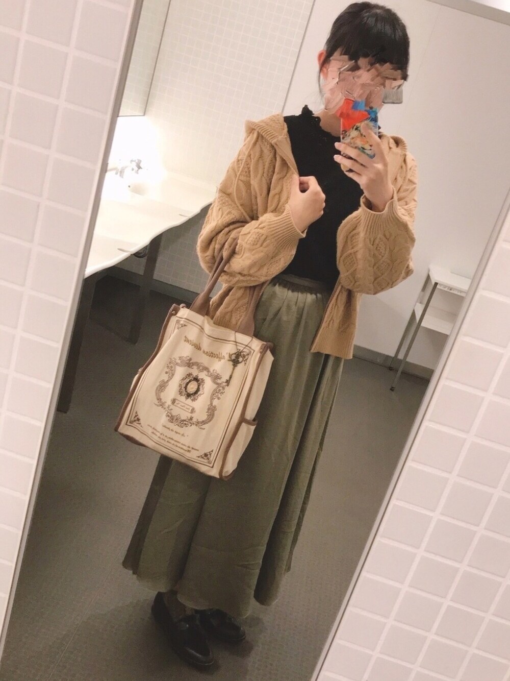 「秋冬コーデ、ニット、レーストップス、ロングスカート、光沢、ベージュ、黒、カーキ」｜「LOWRYS FARMのレースブラウス 851661（シャツ/ブラウス、ブラック系）」を使った、soraさん（レディース・165cm）の秋コーディネートの1枚目の写真
