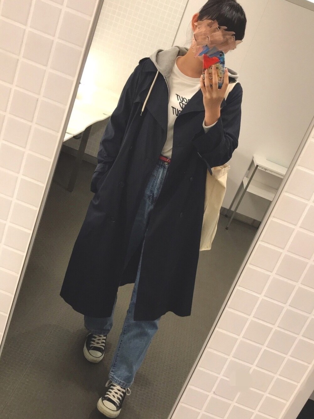 「秋のコーデ、やっぱりストリートが好き、チェスターコート、パーカー、Tシャツ、デニム、ネイビー、グレー、白、青」｜「LOWRYS FARMのカルトレンチコート　819478（トレンチコート、ブルー系）」を使った、soraさん（レディース・165cm）の秋コーディネートの1枚目の写真
