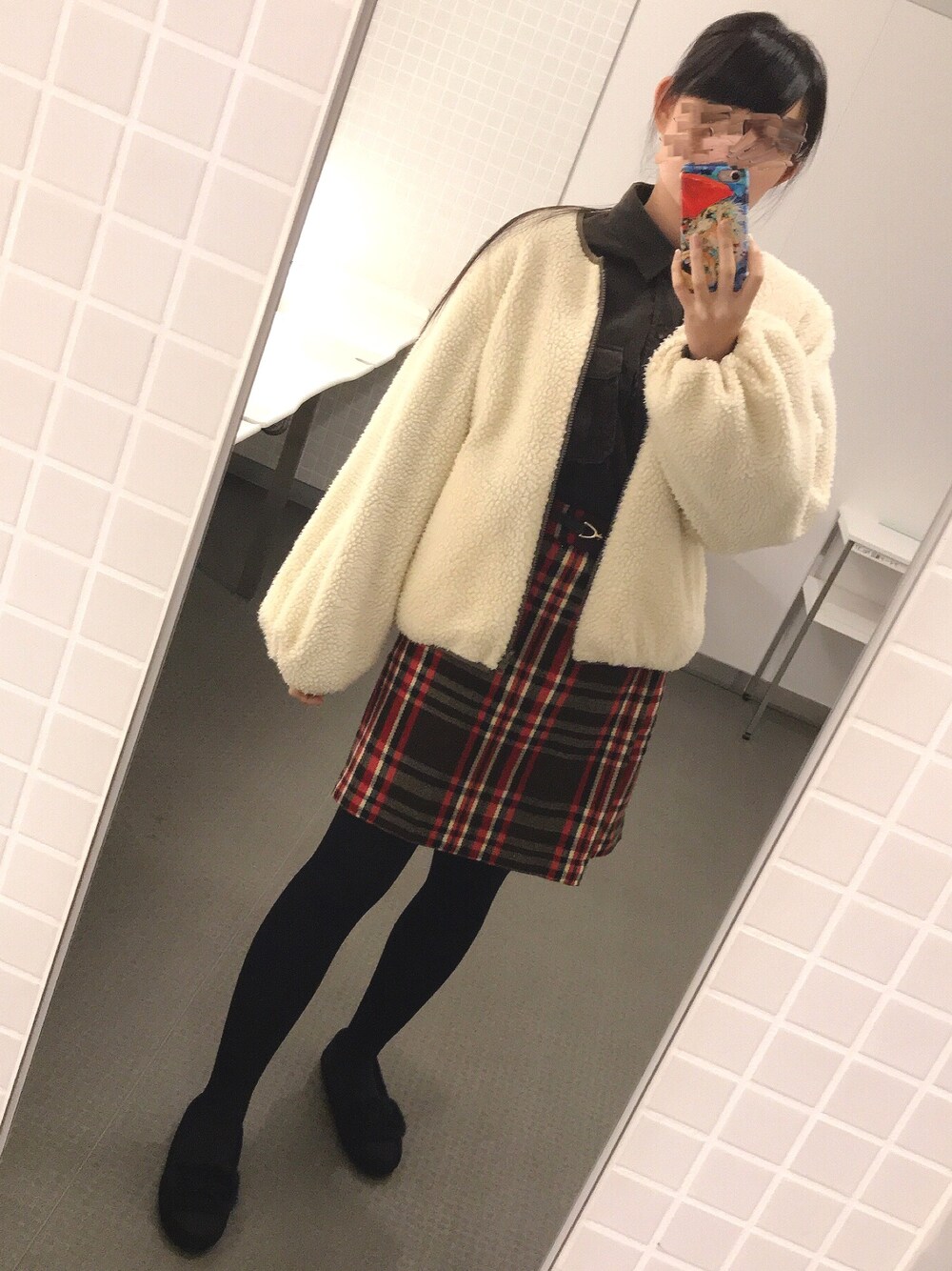「冬コーデ、ボアブルゾン、コーデュロイシャツ、チェックスカート、タイトスカート、アイボリー、チャコールグレー、ブラウン、赤、黒」｜「LOWRYS FARMのコーデュロイＣＰＯシャツ  852069（シャツ/ブラウス、グレー系）」を使った、soraさん（レディース・165cm）の冬コーディネートの1枚目の写真