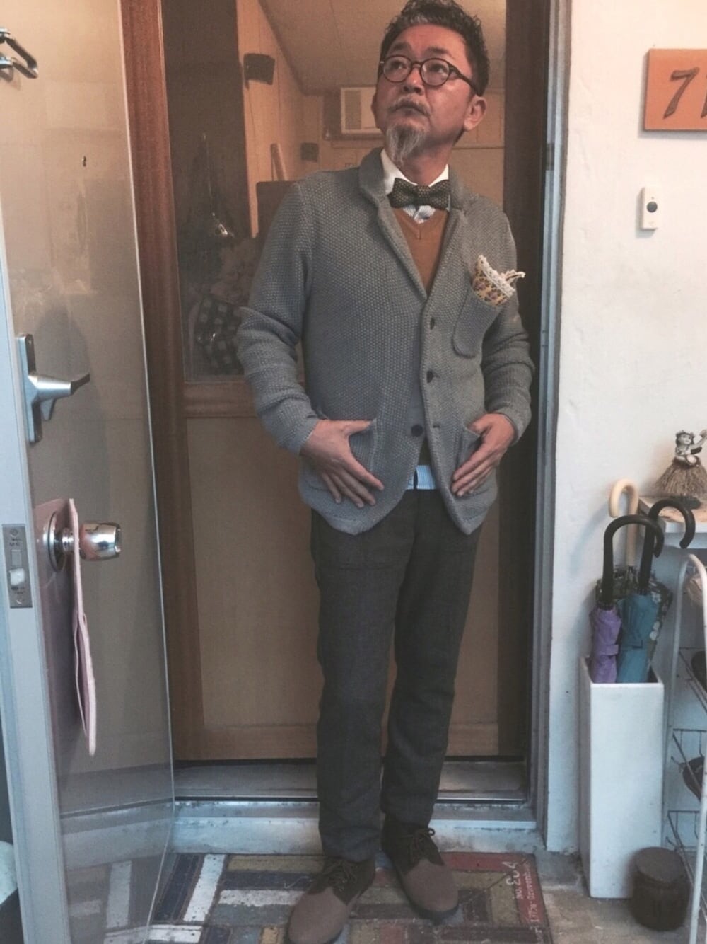 「BOWTIE、jacket 、Gentleman、middle age」｜「GLOBAL WORKのアイテム（スーツジャケット、グレー系）」を使った、mac0cciさん（メンズ・169cm）の冬コーディネートの1枚目の写真