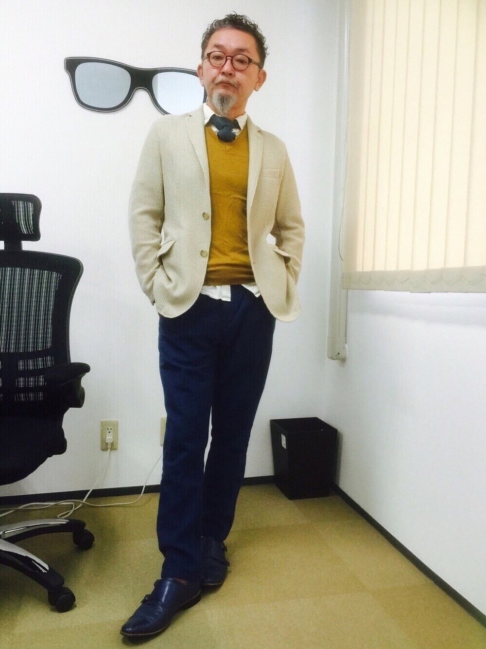 ブルー系のその他パンツ、ベージュ系のスーツジャケット、ベージュ系のベストを着用したメンズの冬コーディネートの1枚目の写真