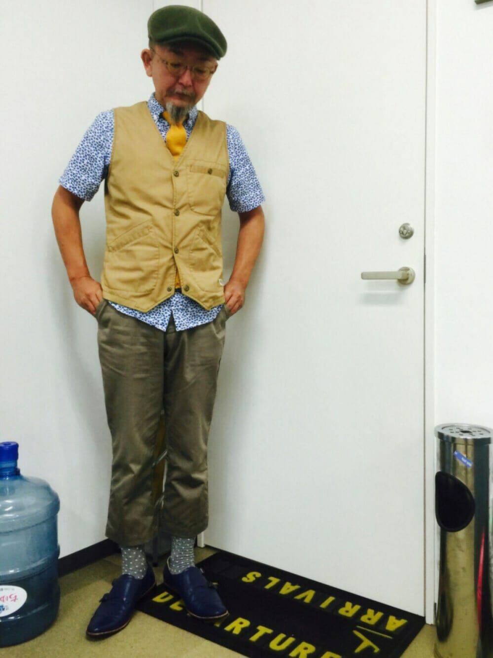 「CAP、vest、color shirt、cropped、Gentleman、middle age」｜「Dickiesのアイテム（ベスト、ベージュ系）」を使った、mac0cciさん（メンズ・169cm）の秋コーディネートの1枚目の写真