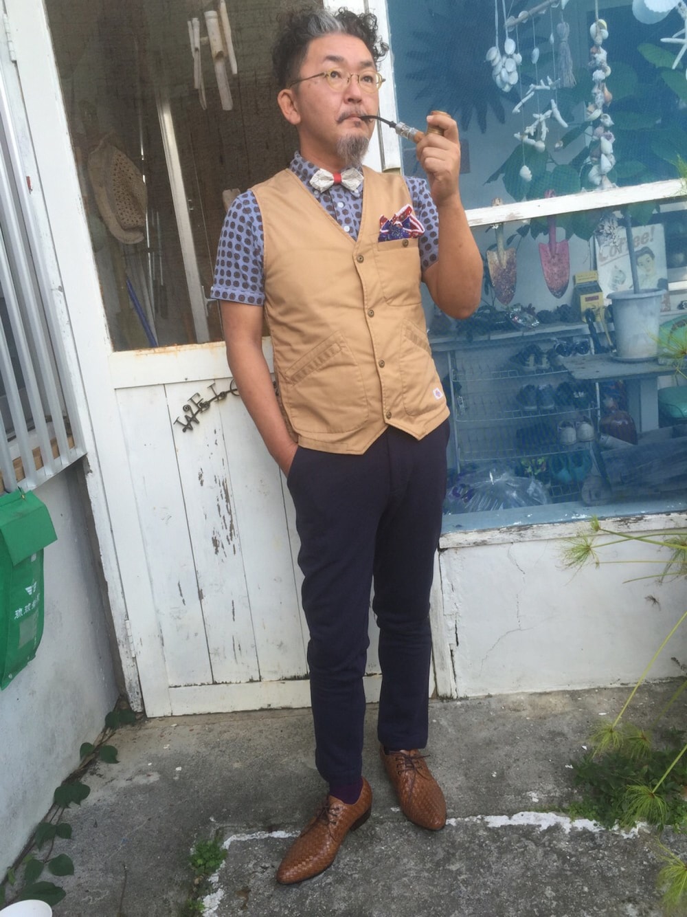 「BOWTIE、vest、pipe、Gentleman、middle age」｜「Dickiesのアイテム（ベスト、ベージュ系）」を使った、mac0cciさん（メンズ・169cm）の夏コーディネートの1枚目の写真