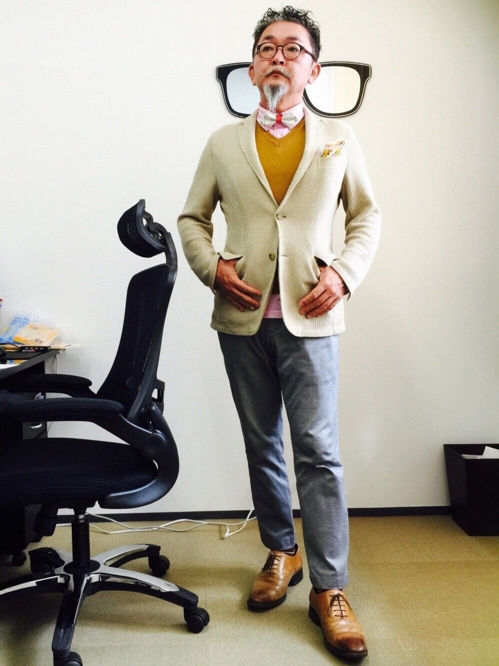 「BOWTIE、vest、waffle jacket、Gentleman、middle age」｜「MEN'S BIGIのアイテム（スーツジャケット、ベージュ系）」を使った、mac0cciさん（メンズ・169cm）の春コーディネートの1枚目の写真
