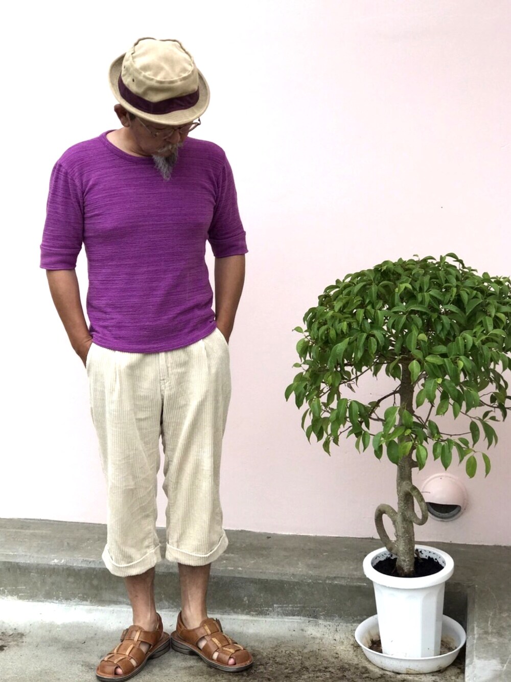 「hat、Summerknit、cropped、Benjamin、middleage、Gentleman」｜「ABAHOUSEのアイテム（ニット/セーター、パープル系）」を使った、mac0cciさん（メンズ・169cm）の春コーディネートの1枚目の写真