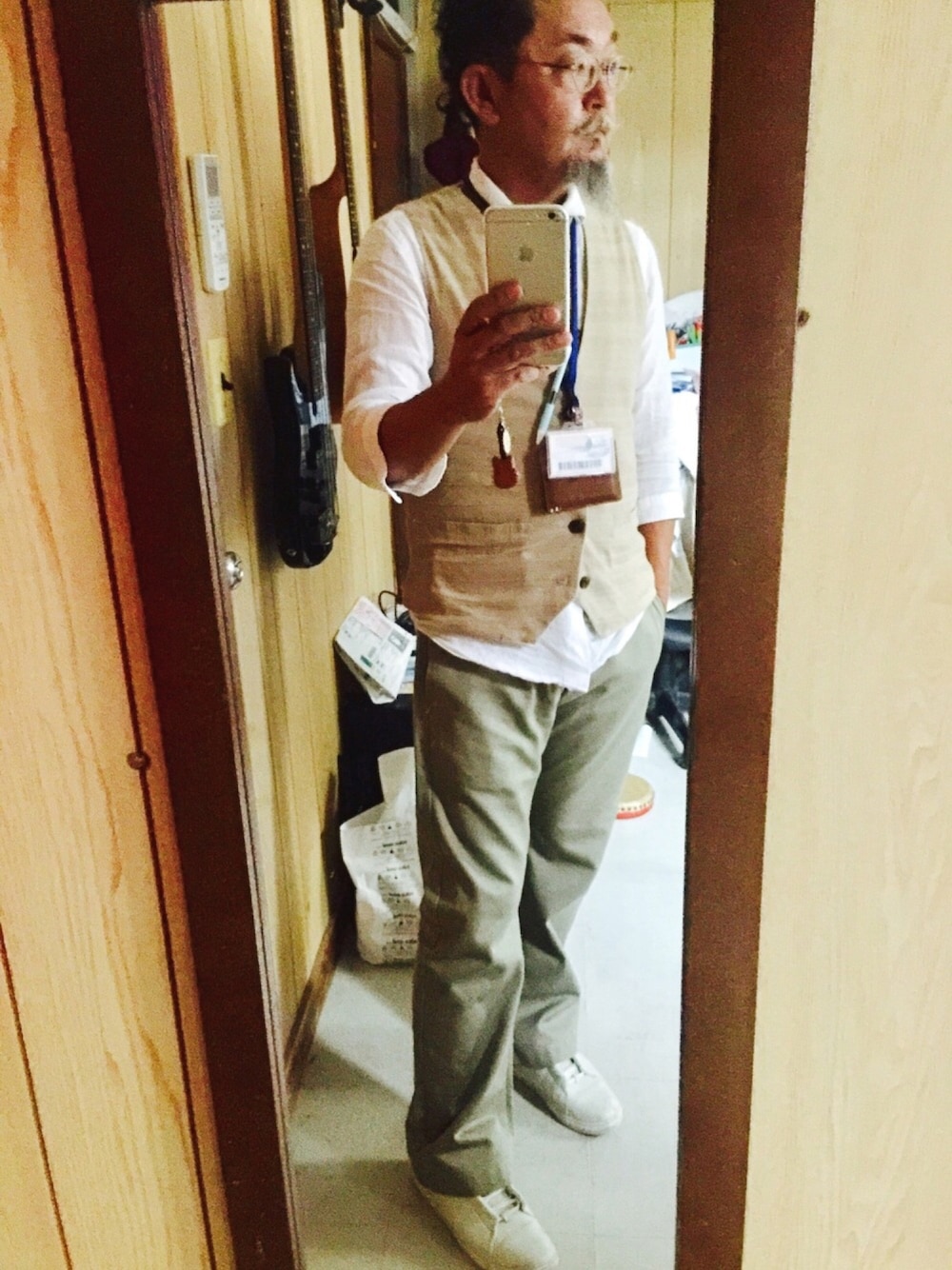 ベージュ系のチノパンツ、ホワイト系のスニーカー、ホワイト系のシャツ/ブラウスを着用したメンズの夏コーディネートの1枚目の写真