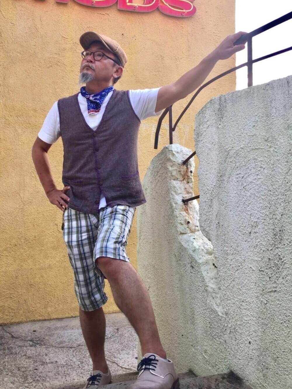 「huntingcap、vest、Wrangler、scarf、middleage、Gentleman」｜「Wranglerのアイテム（その他パンツ、その他）」を使った、mac0cciさん（メンズ・169cm）の夏コーディネートの1枚目の写真