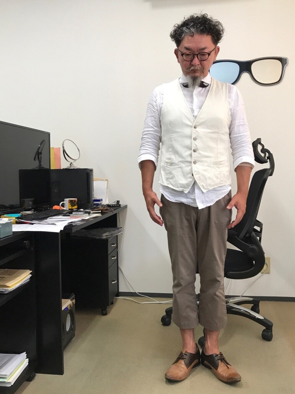 「woodenbowtie、white、vest、cropped、clarks、middleage、Gentleman」｜「木製ボータイのアイテム（蝶ネクタイ、ブラック系）」を使った、mac0cciさん（メンズ・169cm）の夏コーディネートの1枚目の写真