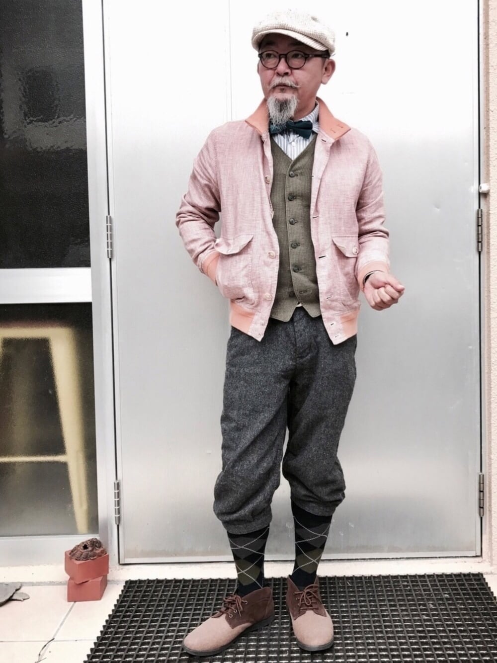 「ニッカポッカ、blouson、BOWTIE、middleage、Gentleman」｜「BEAMSのアイテム（その他パンツ、グレー系）」を使った、mac0cciさん（メンズ・169cm）の春コーディネートの1枚目の写真