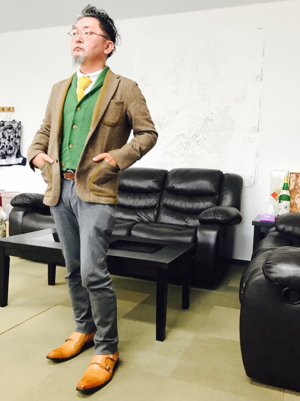 「green、BROWN、yellow、middleage、Gentleman」｜「THE SHOP TK のアイテム（スーツジャケット、ブラウン系）」を使った、mac0cciさん（メンズ・169cm）の春コーディネートの1枚目の写真