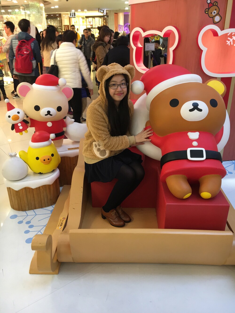 「Duffy、disney、rilakkuma、solvil et titus、休日コーデ」｜「Disneyのアイテム（ダッフルコート、ブラウン系）」を使った、Phoebe Leeさん（レディース・153cm）の春コーディネートの1枚目の写真