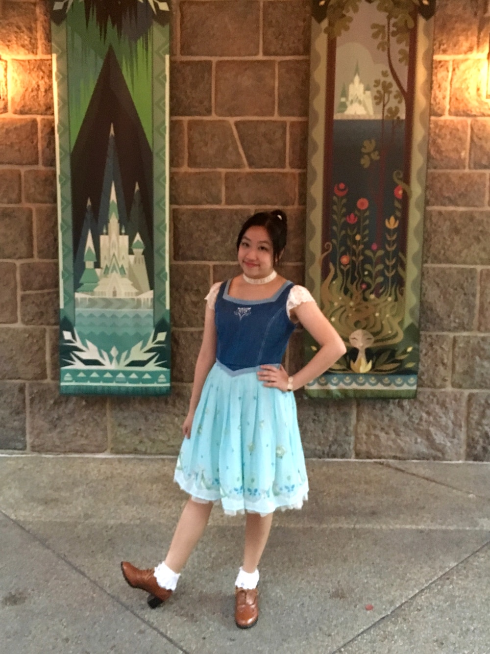 「secret honey、夏コーデ、低身長、春コーデ、disney、FROZEN、Anna」｜「Secret HoneyのDisney（ディズニー）サプライズワンピース（Frozen Fever アナver.）（ワンピース、ブルー系）」を使った、Phoebe Leeさん（レディース・153cm）の春コーディネートの1枚目の写真