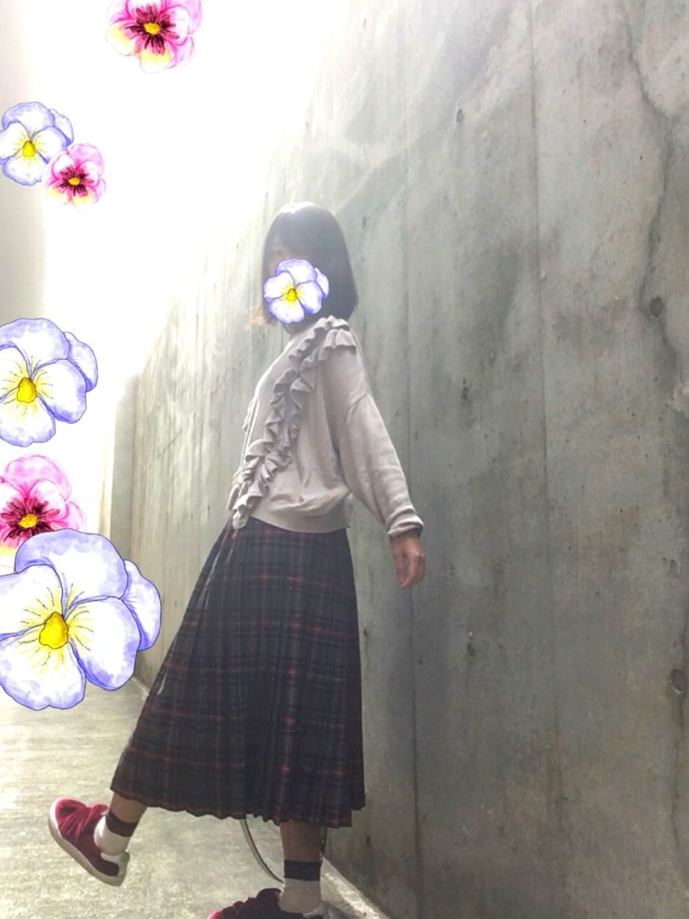 「秋服準備はじめました、秋、フリルトップス、ニット、ロングスカート、プリーツスカート、チェック、あかいくつ」｜「SENSE OF PLACE by URBAN RESEARCHのフリフリセーター（ニット/セーター、ベージュ系）」を使った、のさん（レディース・158cm）の秋コーディネートの1枚目の写真