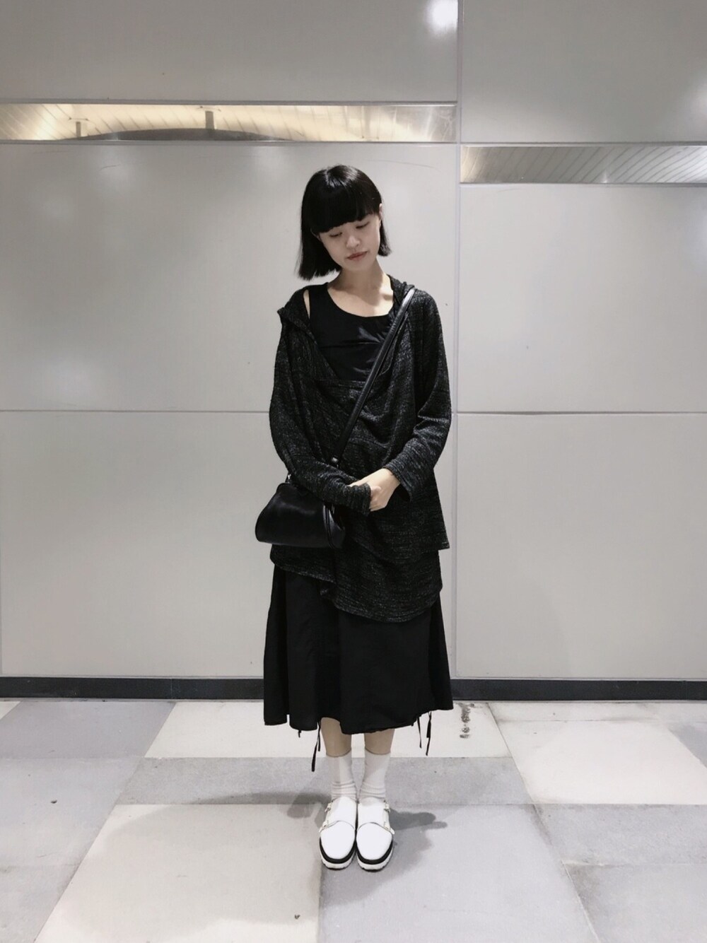 「冬、black、whiteshoes、sleepy、Taiwan、Keelung」｜「Pertiniのアイテム（シューズ、ホワイト系）」を使った、木 易 楊さん（レディース・168cm）の秋コーディネートの1枚目の写真