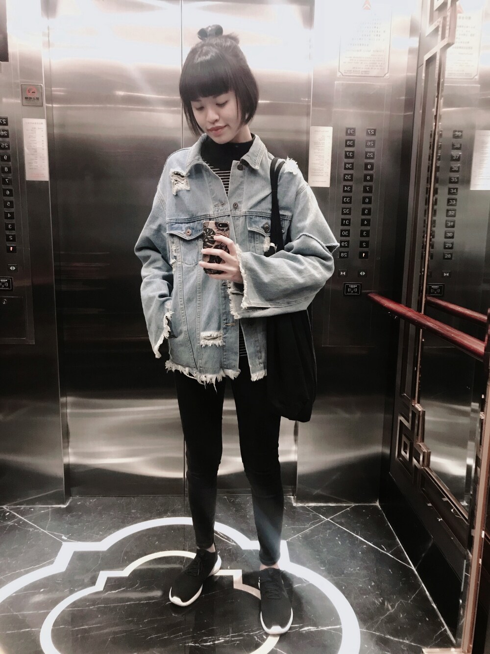 「denim、working style、casual、女の子、winter、冬」｜「no brandのアイテム（デニムジャケット、ブルー系）」を使った、木 易 楊さん（レディース・168cm）の冬コーディネートの1枚目の写真