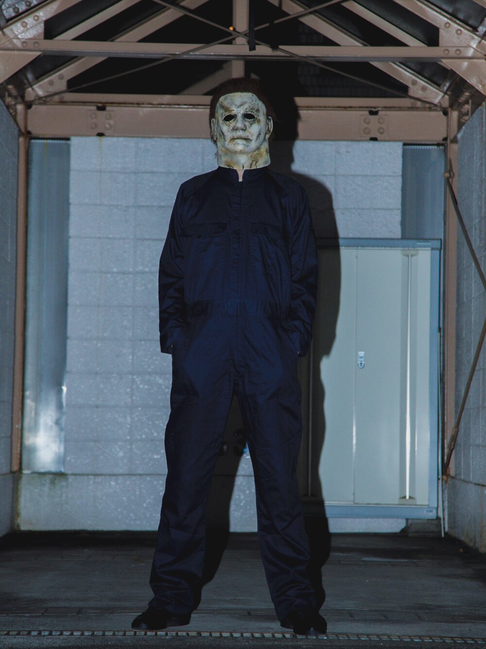 「ハロウィン、ブギーマン、BOOGEYMAN、つなぎ、TSUNAGI、令和、シンプルイズベスト」｜「BOOGEYMANのアイテム（つなぎ/オールインワン、ブルー系）」を使った、ブギーマンさん（メンズ・188cm）の春コーディネートの1枚目の写真