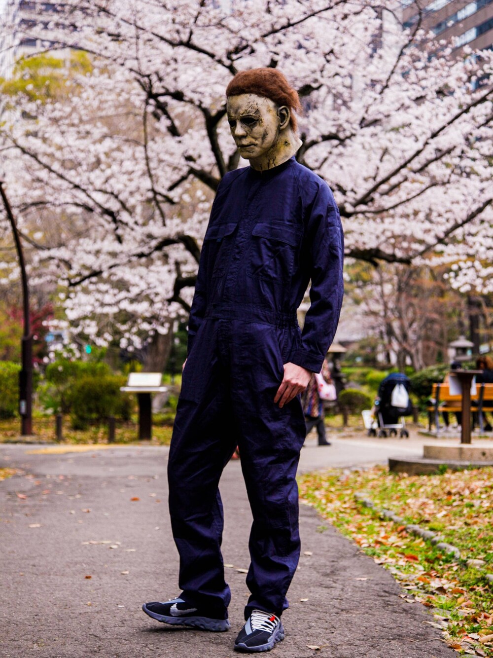 「ハロウィン、ブギーマン、BOOGEYMAN、つなぎ、TSUNAGI、お花見、桜」｜「BOOGEYMANのアイテム（つなぎ/オールインワン、ブルー系）」を使った、ブギーマンさん（メンズ・188cm）の春コーディネートの1枚目の写真