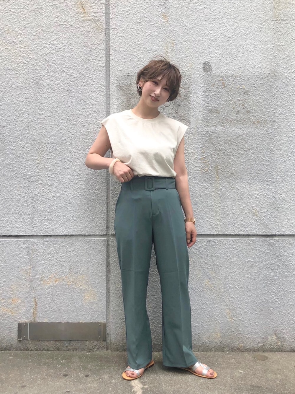 「スラックス、カラーパンツ、フレンチスリーブ、カジュアルコーデ、オトナカジュアル、夏、サンダル、ホワイト、センタープレス」｜「CIAOPANICの染め加工ビッグシルエットタンクトップ/フレンチスリーブ（Tシャツ/カットソー、ホワイト系）」を使った、arisa okitaさん（レディース・162cm）の春コーディネートの1枚目の写真