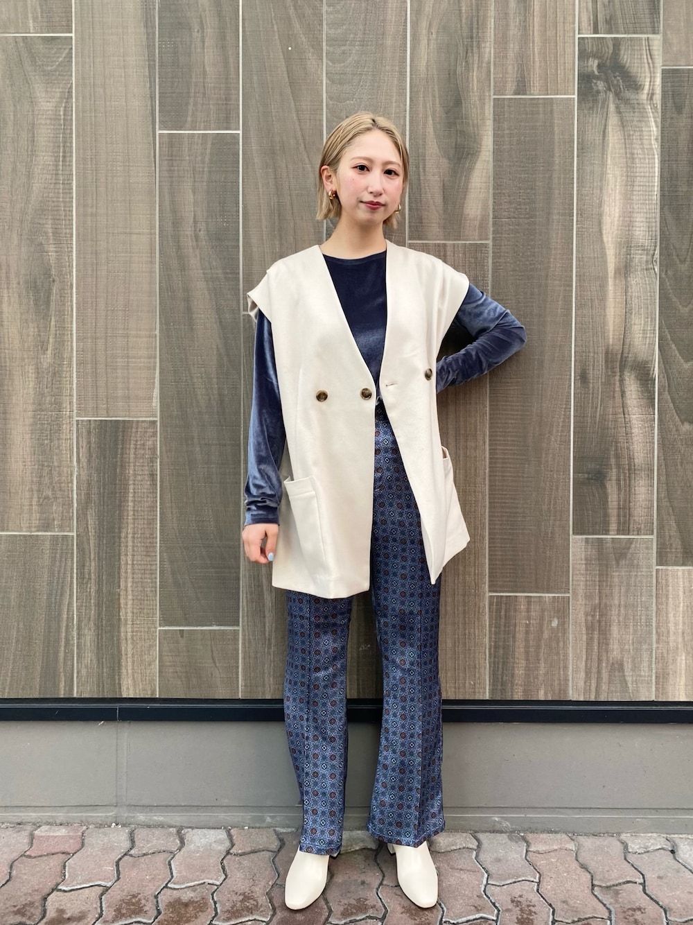 ホワイト系のベスト、グレー系のTシャツ/カットソー、ブルー系のその他パンツを着用したレディースの冬コーディネートの1枚目の写真