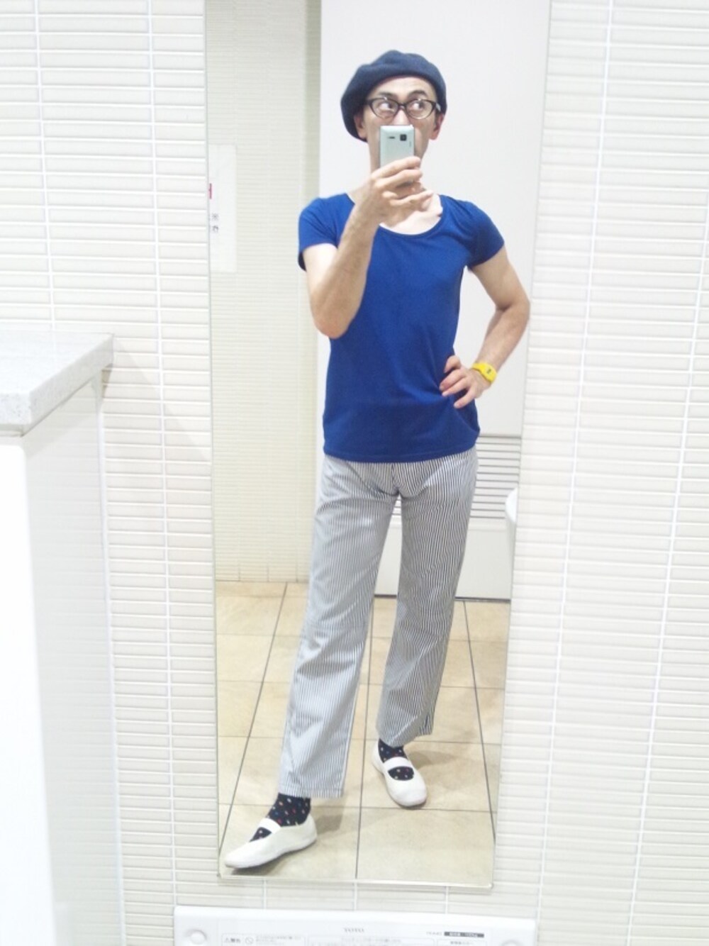 「ベレー帽、Tシャツ、めがね、ドット、ストライプ、blue、ストライプパンツ、青、紺色、ベレー帽×メガネ」｜「紺色ベレー帽（ハンチング/ベレー帽、ブルー系）」を使った、ヨキキロさん（メンズ・167cm）の夏コーディネートの1枚目の写真