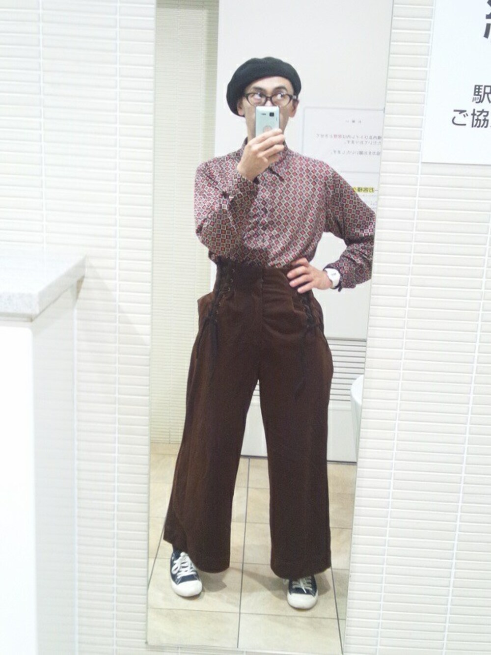 「パンツ、シャツ、ベレー帽、めがね、ブラウン、茶色、パンツスタイル、メガネ男子、シャツスタイル、ベレー帽×メガネ」｜「黒ベレー帽（ハンチング/ベレー帽、ブラック系）」を使った、ヨキキロさん（メンズ・167cm）の秋コーディネートの1枚目の写真