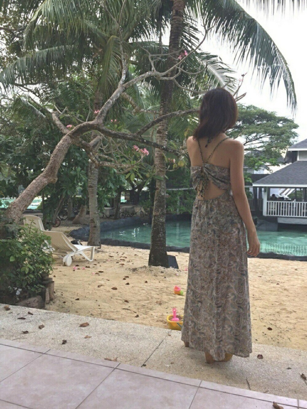 「ビーチスタイル、リゾートスタイル、ワンピース」｜「Bes del solのアイテム（ワンピース、イエロー系）」を使った、Aiyuさん（レディース・161cm）の冬コーディネートの1枚目の写真