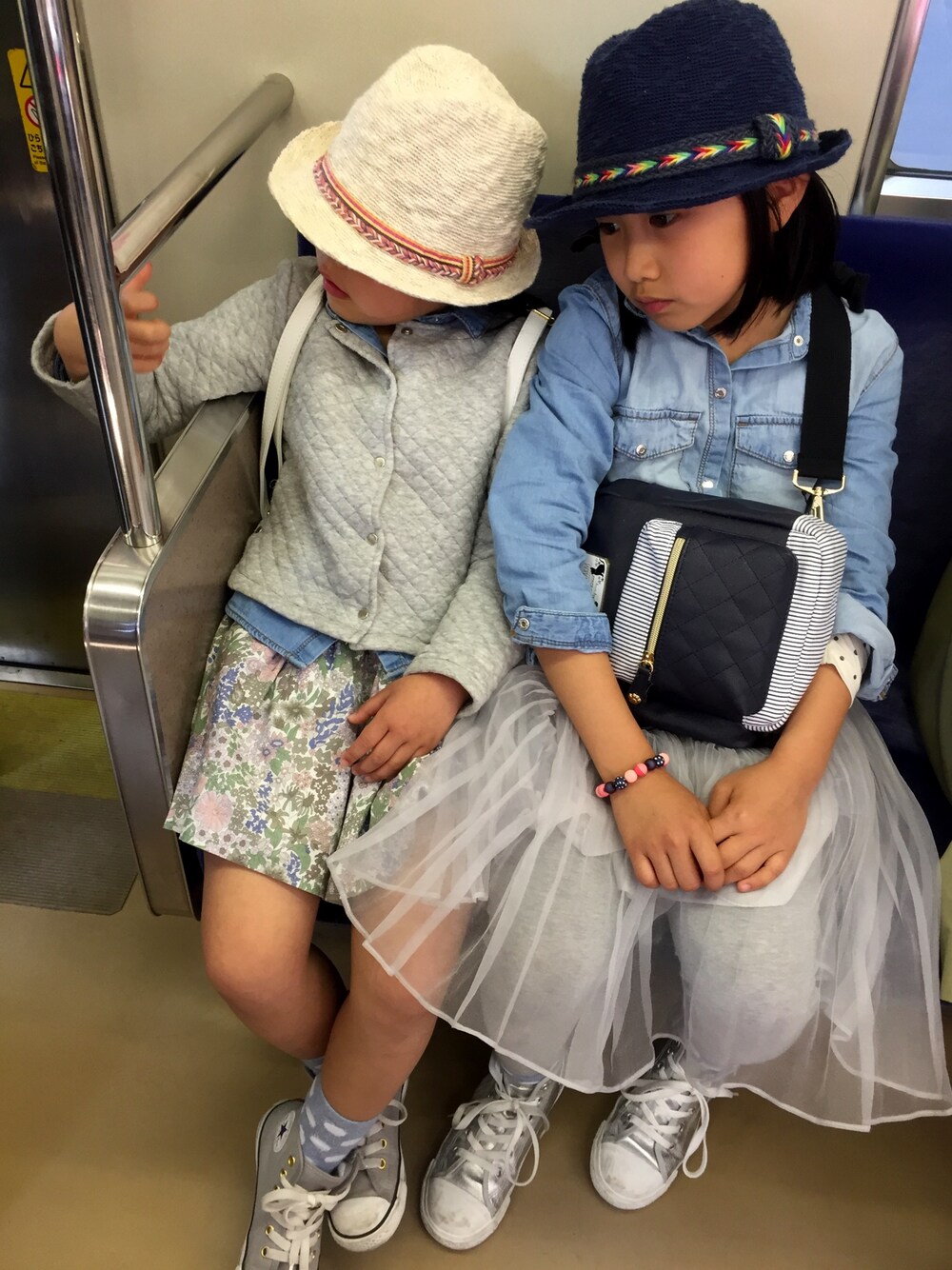 「姉妹コーデ、カジュアル、春コーデ、コンバース」｜「ZARAのアイテム（ハット、ベージュ系）」を使った、Aiyuさん（レディース・161cm）の春コーディネートの1枚目の写真