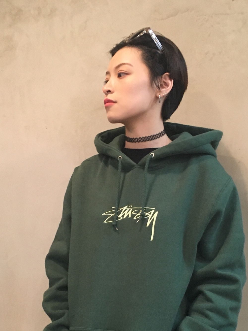 「stussy、girl、fall style、fall、stussywomen」｜「STUSSYのアイテム（ジャージ、グリーン系）」を使った、SHELLYさん（レディース・155cm）の秋コーディネートの1枚目の写真
