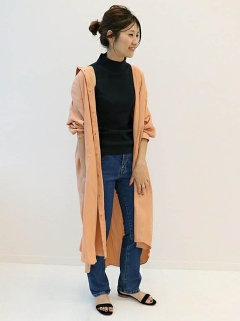 レッド系のシャツワンピース、ブルー系のニット/セーター、ブラック系のサンダルを着用したレディースの夏コーディネートの1枚目の写真