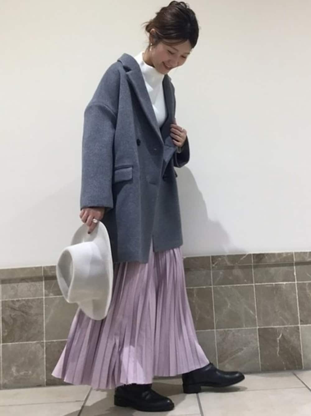 グレー系のその他アウター、ピンク系のスカート、ホワイト系のニット/セーターを着用したレディースの秋コーディネートの1枚目の写真