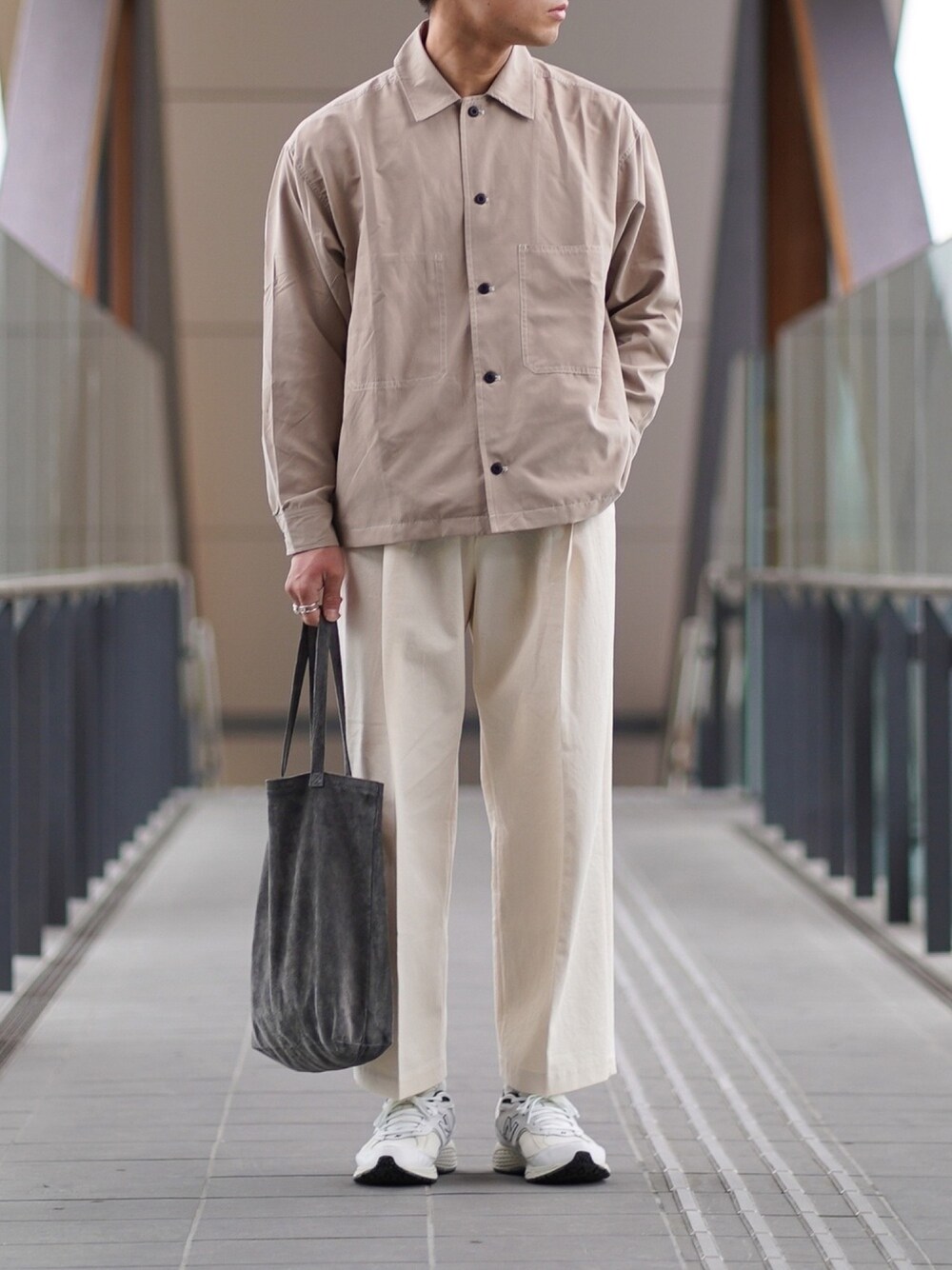 ベージュ系のシャツ/ブラウス、ホワイト系のパンツ、グレー系のトートバッグを着用したメンズの春コーディネートの1枚目の写真