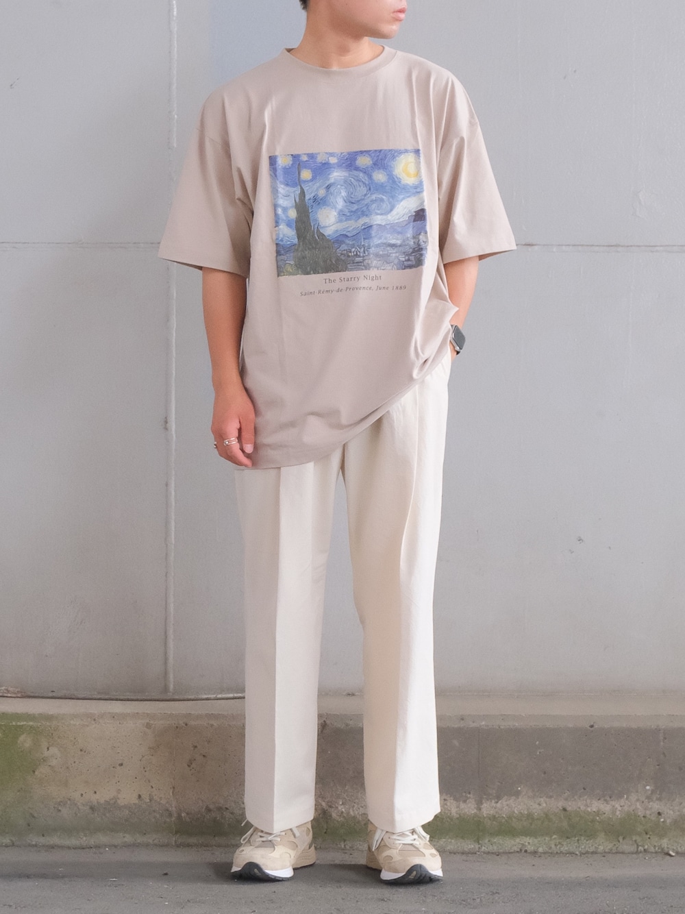 ブラウン系のTシャツ/カットソー、ホワイト系のパンツ、ベージュ系のスニーカーを着用したメンズの春コーディネートの1枚目の写真