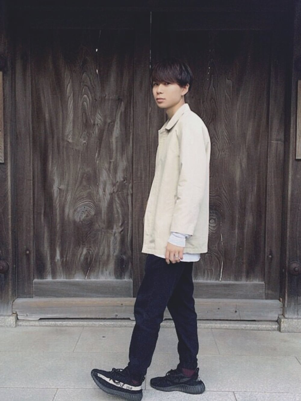 「きれいめストリート、スニーカー、古着」｜「Yves Saint Laurentのアイテム（ジャケット/アウター、ベージュ系）」を使った、くりすけさん（メンズ・175cm）の秋コーディネートの1枚目の写真