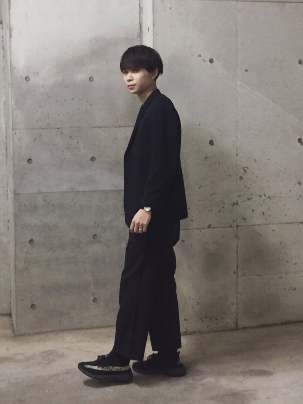 「黒、モード、ストリート、ジャケットスタイル、スニーカー、おしゃれさんと繋がりたい、プチプラコーデ」｜「古着のアイテム（ジャケット/アウター、ブラック系）」を使った、くりすけさん（メンズ・175cm）の秋コーディネートの1枚目の写真