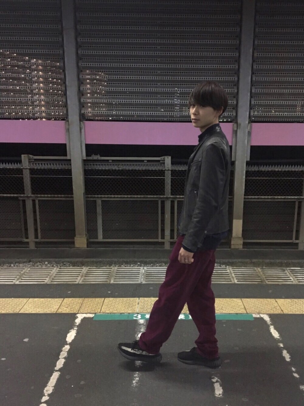 「カジュアルコーデ、ライダースジャケット、スニーカー、リーバイス、おしゃれさんと繋がりたい」｜「Paul Smithのアイテム（ライダースジャケット、ブラック系）」を使った、くりすけさん（メンズ・175cm）の秋コーディネートの1枚目の写真