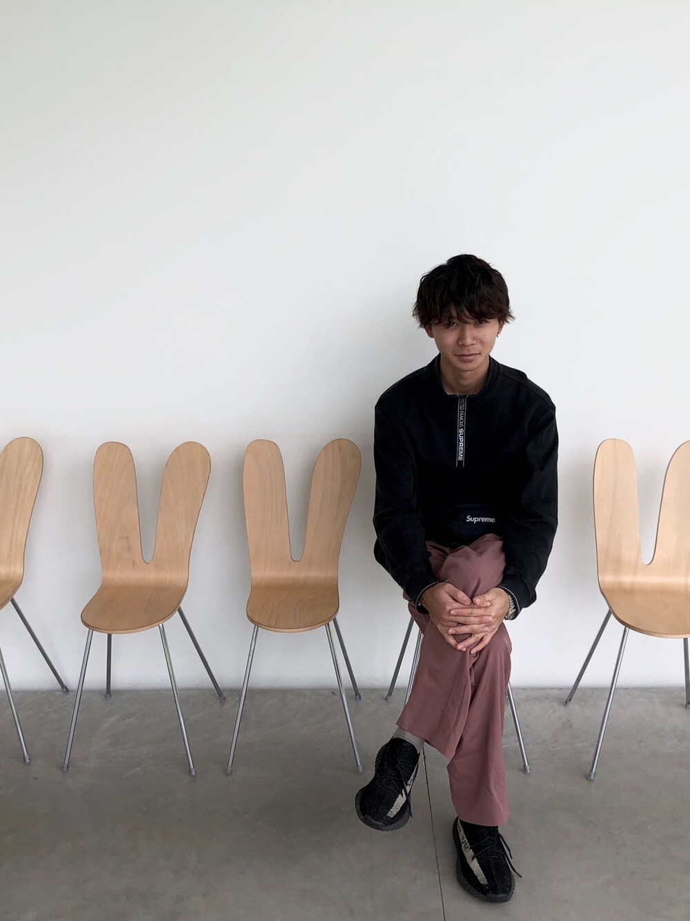 「supreme、ストリート、yeezyboost」｜「Supreme のアイテム（Tシャツ/カットソー、ブラック系）」を使った、くりすけさん（メンズ・175cm）の冬コーディネートの1枚目の写真