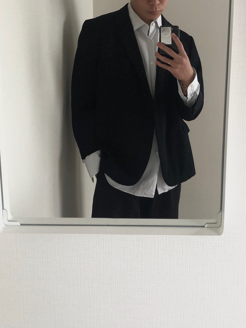 「おしゃれさんと繋がりたい、大人コーデ、シャツ、ジャケットスタイル、モード、部屋撮り、モノトーンコーデ、モノトーン、ootd」｜「PRADAのアイテム（シャツ/ブラウス、ホワイト系）」を使った、くりすけさん（メンズ・175cm）の春コーディネートの1枚目の写真