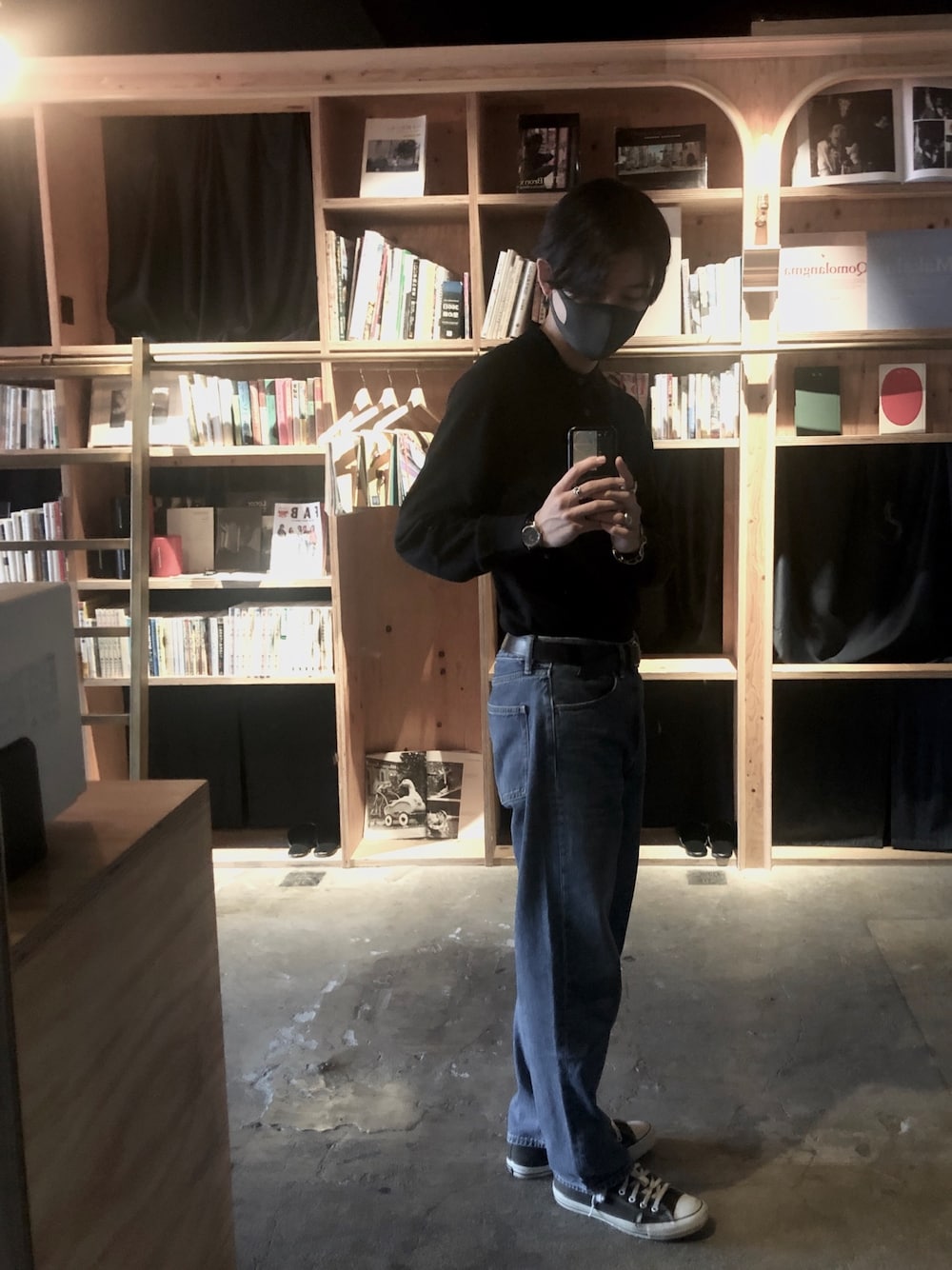「ユニクロユー、ユニクロコーデ、ユニクロ、UNIQLO、UNIQLO U、ニットポロ、デニムコーデ、タックインコーデ、タックイン、プチプラコーデ」｜「UNIQLOのアイテム（ポロシャツ、ブラック系）」を使った、くりすけさん（メンズ・175cm）の秋コーディネートの1枚目の写真