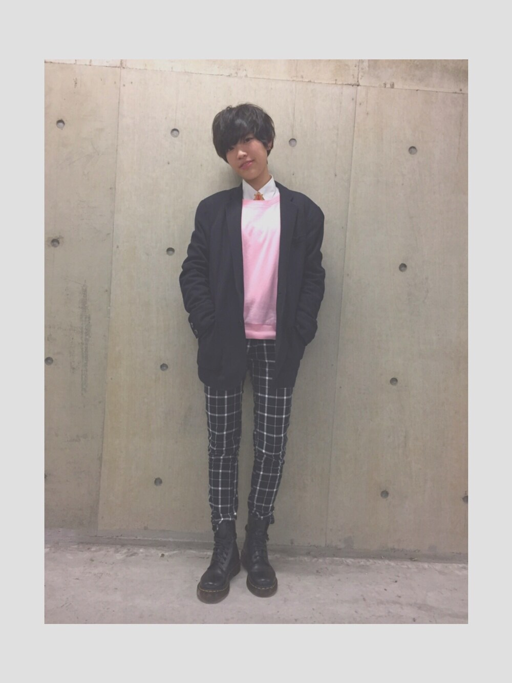 ピンク系のスウェット、ブラック系のジャケット/アウター、ブラック系のパンツを着用したレディースの冬コーディネートの1枚目の写真