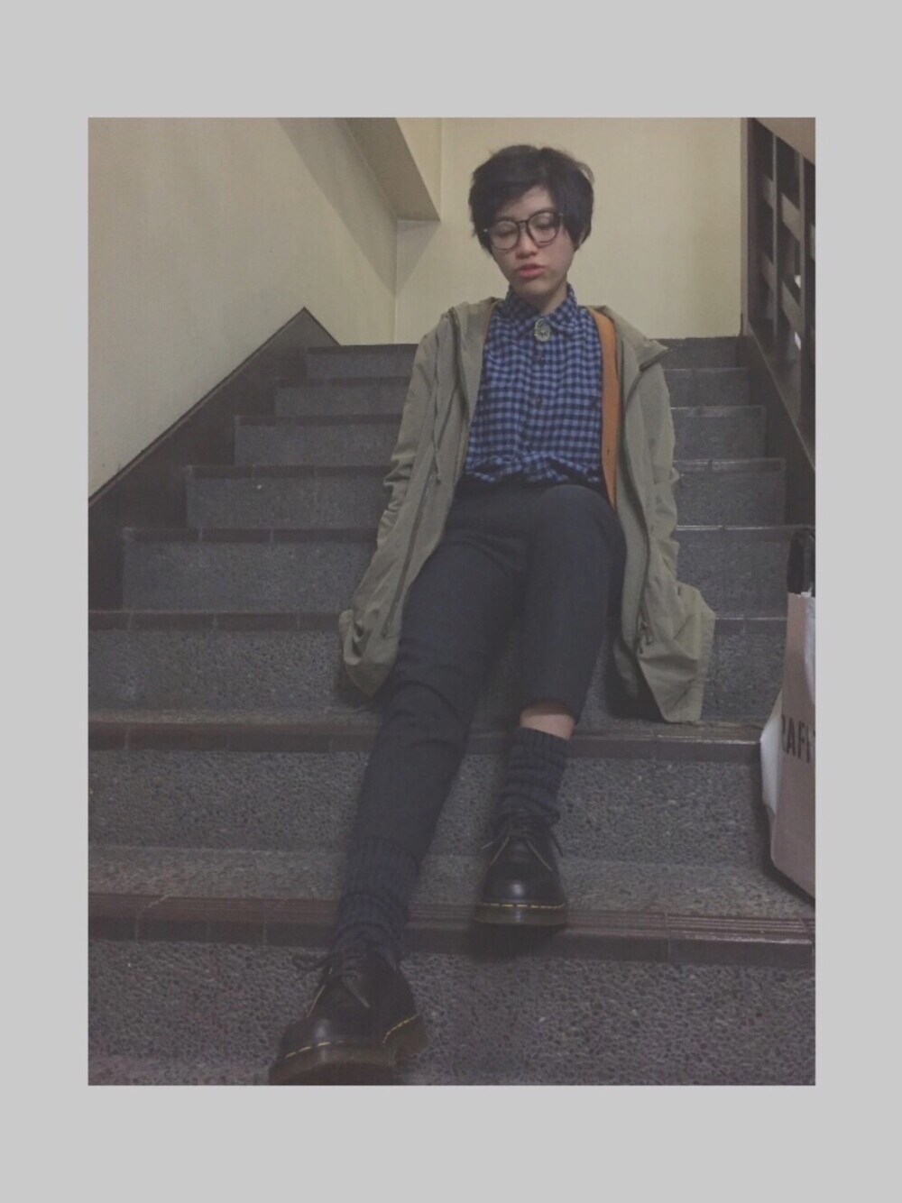 ブルー系のシャツ/ブラウス、ブラウン系のカーディガン/ボレロ、ブラック系のパンツを着用したレディースの冬コーディネートの1枚目の写真