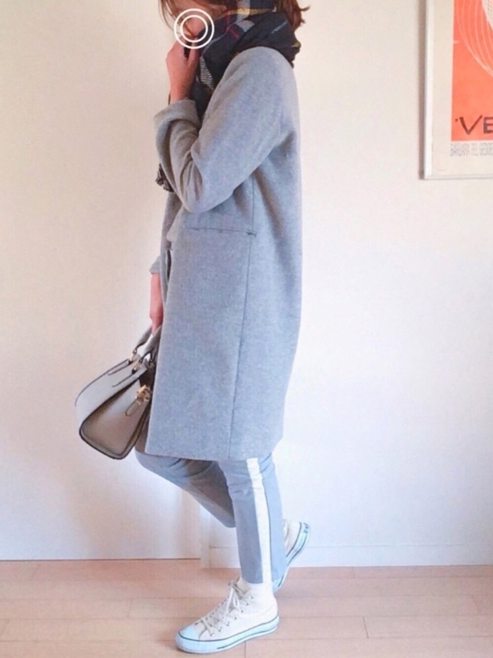 「オトナカジュアル、ワントーンコーデ、サイドライン、スニーカー、チェスターコート、converse、ZARA、GU、アイラブCONVERSE」｜「Gready Brilliantのタータンチェック*リバーシブルストール（ストール/ショール、ブルー系）」を使った、maaa☆さん（レディース・165cm）の春コーディネートの1枚目の写真