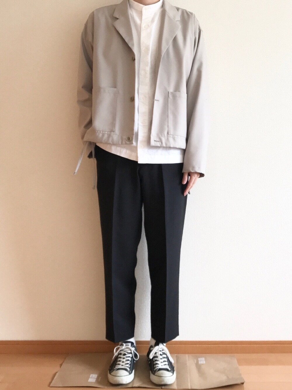 「おうちファッション、シンプル、春、きれいめカジュアル、黒、白シャツ、コンバース」｜「UNIQLOのワイドフィットテーパードパンツ セットアップ可能（その他パンツ、ブラック系）」を使った、yskさん（メンズ・178cm）の春コーディネートの1枚目の写真