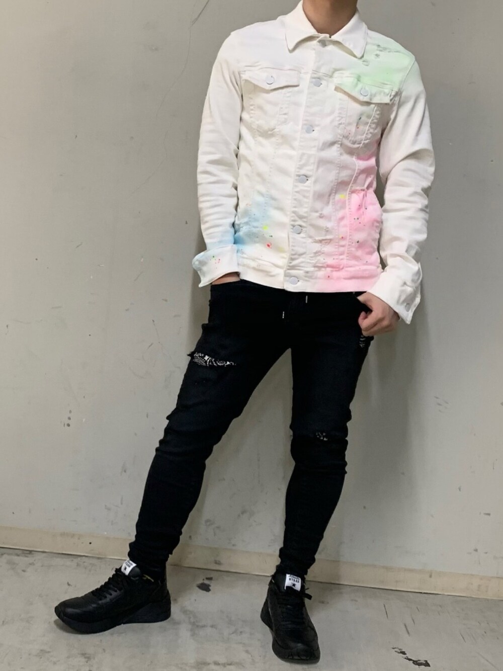 「B2nd、ビーセカンド、デニム、デニムジャケット、デニムパンツ、バンダナ、蛍光カラー、アトランティックスターズ、スニーカー、surt」｜「surtのSURT（サート）ホワイト蛍光ジャケット（デニムジャケット、ホワイト系）」を使った、yuto。さん（メンズ・169cm）の春コーディネートの1枚目の写真