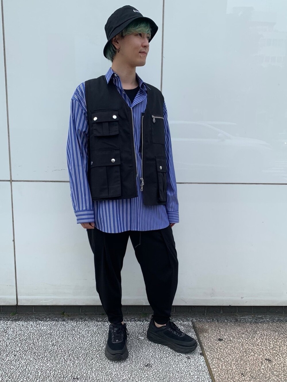 「B2nd、ビーセカンド、LUSOR、ストライプ、シャツ、ベスト、オーバーサイズ、OURET、スニーカー、HOKAONEONE」｜「LUSORのLUSOR（ルーソル）ストライプBIGポケットシャツ/BLUE（シャツ/ブラウス、ブルー系）」を使った、yuto。さん（メンズ・169cm）の夏コーディネートの1枚目の写真