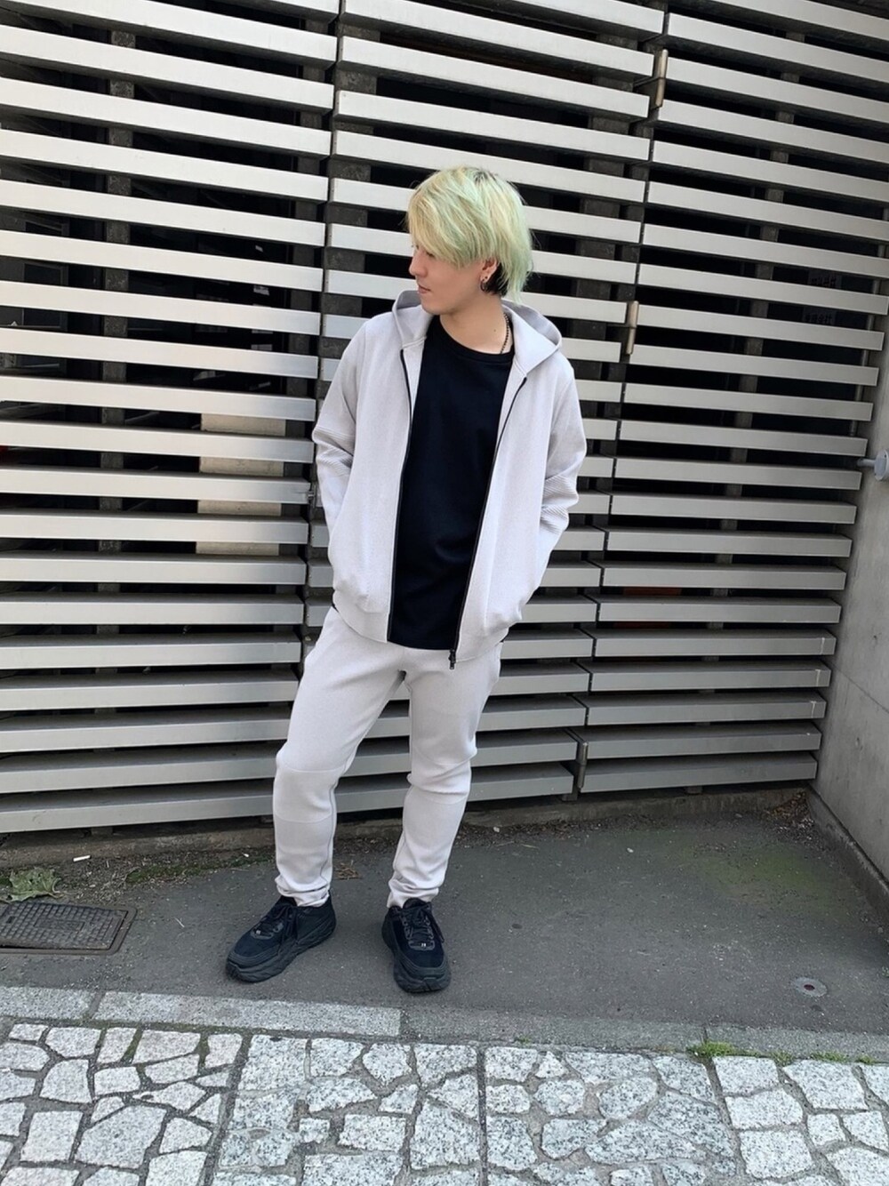 「B2nd、ビーセカンド、solido、セットアップ、グレーコーデ、別注アイテム、OURET、ドルマンスリーブ、シンプル、夏コーデ」｜「H.I.P. by SOLIDOの【H.I.P. by SOLIDO/エイチアイピー バイ ソリード】ORDITO/別注ニットパーカー（パーカー、グレー系）」を使った、yuto。さん（メンズ・169cm）の夏コーディネートの1枚目の写真