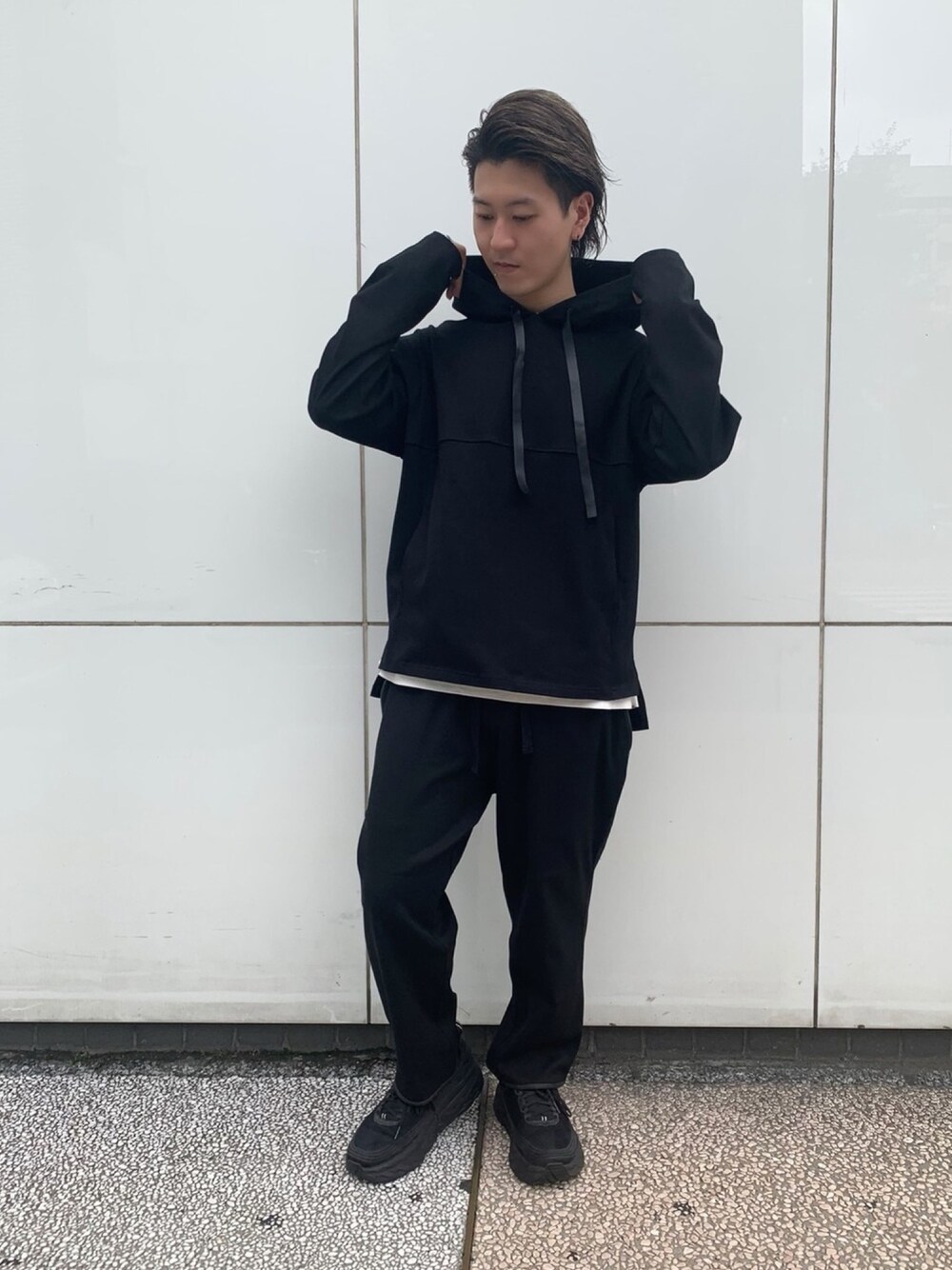 「B2nd、ビーセカンド、backlash、ISAMU KATAYAMA BACKLASH、シルク、レーヨン、レザーパーカー、レイヤードスタイル、ブラックコーデ、HOKAONEONE」｜「BACKLASHのISAMUKATAYAMA BACKLASH/イサムカタヤマ バックラッシュ/別注シルクレーヨンパーカー（パーカー、ブラック系）」を使った、yuto。さん（メンズ・169cm）の夏コーディネートの1枚目の写真