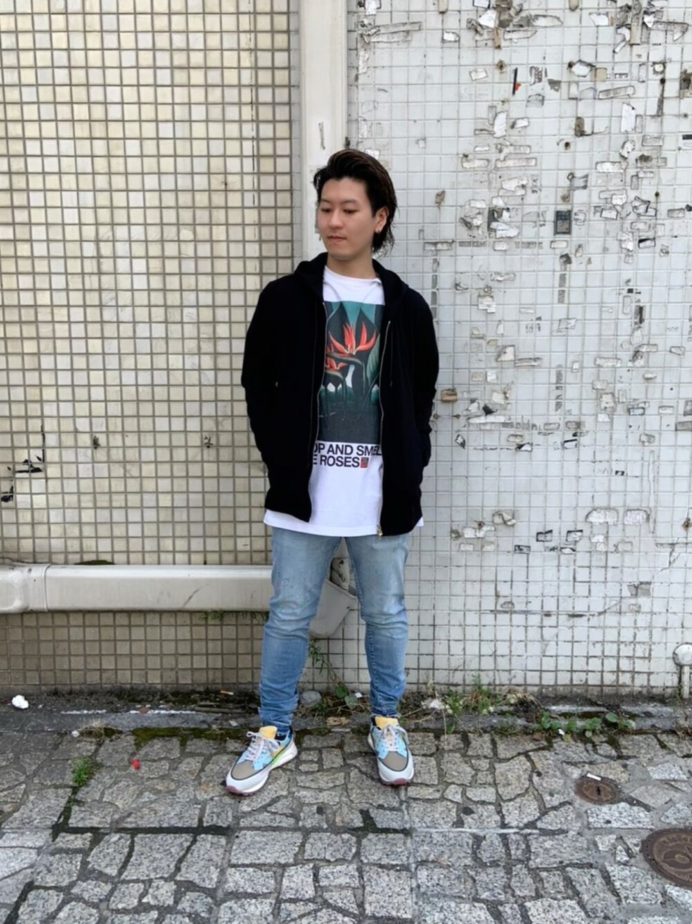 「B2nd、ビーセカンド、OURET、ジップパーカ、children of the discordance、プリントT、surt、ペイントデニム、スニーカー、HIDNANDER」｜「Children of the discordanceのChildren of the discordance（チルドレン オブ ザ ディスコーダンス）OIL PAINTING PRINT TEE A（Tシャツ/カットソー、ホワイト系）」を使った、yuto。さん（メンズ・169cm）の夏コーディネートの1枚目の写真