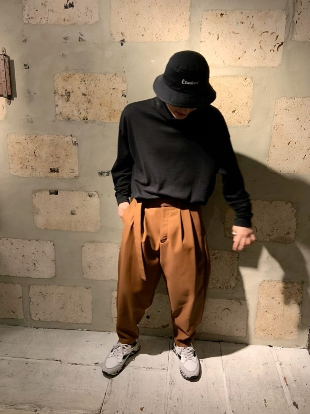 「B2nd、ビーセカンド、ATTACHMENT、KAZUYUKI KUMAGAI、タートルネック、タックイン、ベルト付き、ワイドパンツ、スニーカー、HIDNANDER」｜「ATTACHMENTのATTACHMENT（アタッチメント）天竺タートルネック（Tシャツ/カットソー、ブラック系）」を使った、yuto。さん（メンズ・169cm）の秋コーディネートの1枚目の写真