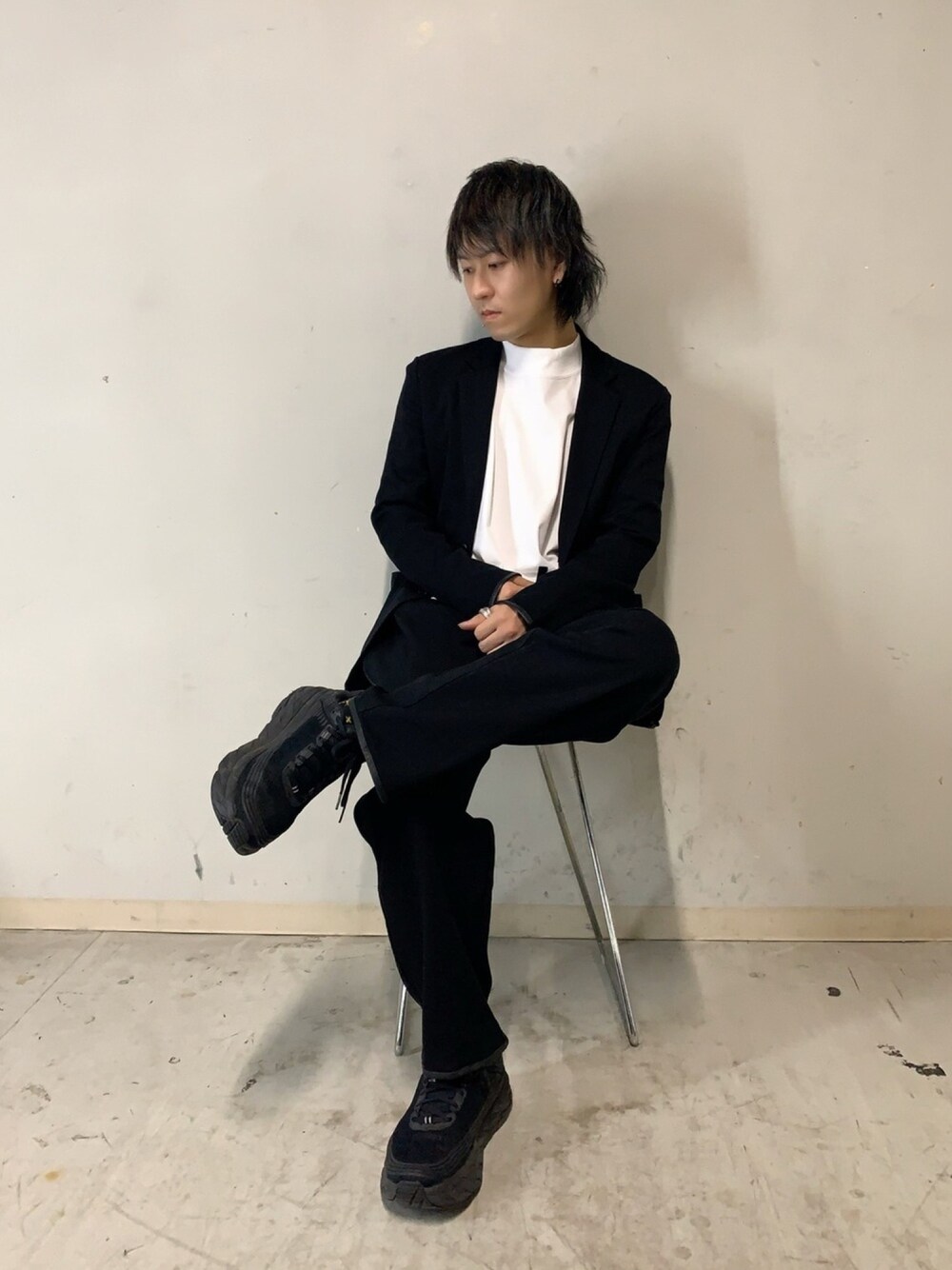 「B2nd、ビーセカンド、ATON、モックネック、backlash、セットアップ、レザー、シンプル、スニーカー、HOKAONEONE」｜「ATONのATON（エイトン）スヴィンエアースピニングモックネック（Tシャツ/カットソー、ホワイト系）」を使った、yuto。さん（メンズ・169cm）の秋コーディネートの1枚目の写真