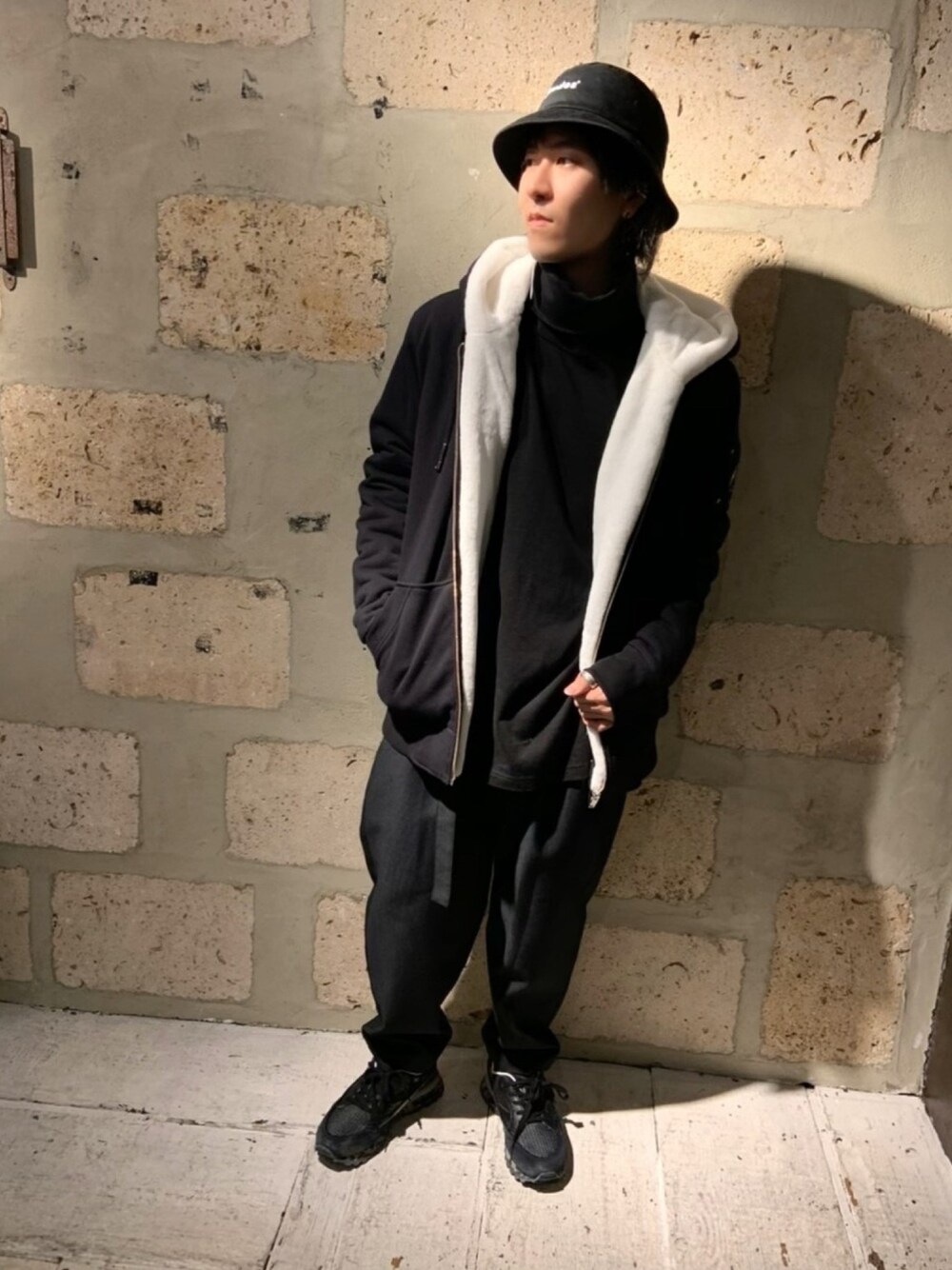 「B2nd、ビーセカンド、ATTACHMENT、KAZUYUKI KUMAGAI、タートルネック、ワイドパンツ、MOOSE KNUCKLES、フリース、パーカー、HIDNANDER」｜「ATTACHMENTのATTACHMENT（アタッチメント）天竺タートルネック（Tシャツ/カットソー、ブラック系）」を使った、yuto。さん（メンズ・169cm）の秋コーディネートの1枚目の写真